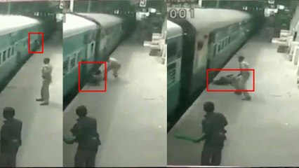 VIDEO: दरवाजे और स्टेशन के बीच में फंसा शख्स, आरपीएफ जवान ने चलती ट्रेन से यूं निकाला बाहर