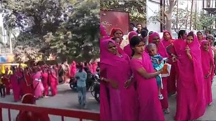 'गुलाबी गैंग' ने किया थाने का घेराव, कमांडर SP से बोलीं- मारपीट करने वाले पकड़कर हमें न्याय दो