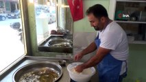 Türkiye’nin en hızlı lokmacısı...'En hızlı lokmacı' unvanıyla tanınan Hataylı Kenan Düzay 2 kilo hamuru 1 dakika 33 saniyede lokma haline getiriyor