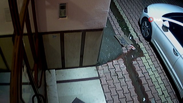 Kapı önündeki ayakkabıları seçip çalan hırsız kamerada