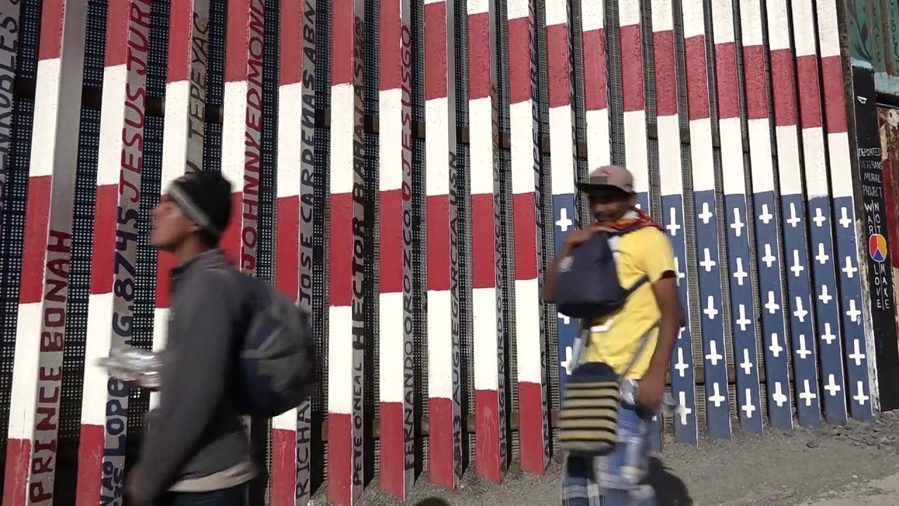 Flüchtlinge aus Mittelamerika erklimmen Grenzzaun