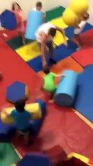 Un adulte sans pitié contre des enfants dans une aire de jeux en mousse