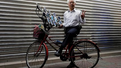 15 telefonuyla gençlere taş çıkaran 70 yaşındaki 'Pokemon Dede'