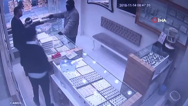 Başkent'te Kar Maskeli Silahlı Kuyumcu Soygunu Girişimi Anbean Kamerada