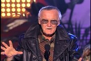 Stan Lee entrega el Legend Award a Hideo Kojima