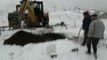 Kar yağışıyla köylülerin açamadığı mezarı özel idare ekipleri açtı