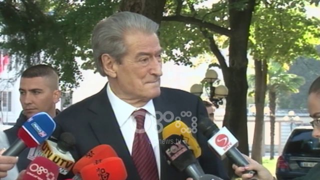 Ora News - Berisha: Mid'hat Frashëri po pushon i nderuar, ekzekutorët në koshin e historisë