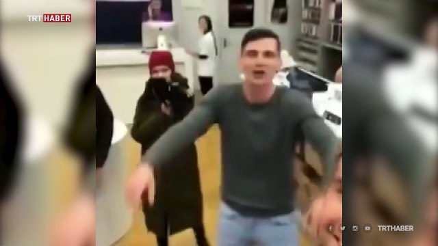 Rusya'da bir genç cep telefonu almaya küvet dolusu bozuk parayla gitti