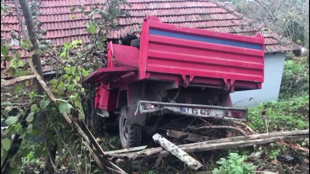 Freni boşalan kamyonet eve girdi - ZONGULDAK