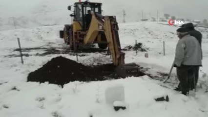 Kar Yağışıyla Köylülerin Açamadığı Mezarı Özel İdare Ekipleri Açtı