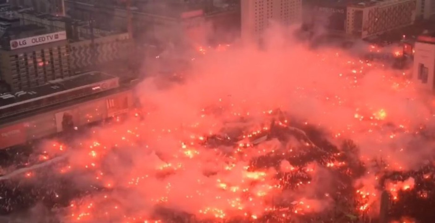 Une place de Varsovie s'embrase pour les 100 ans d'indépendance de la Pologne