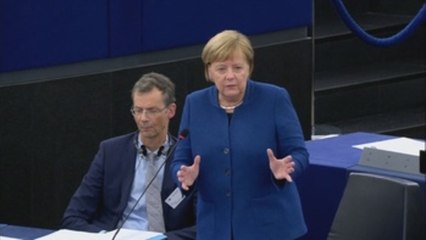 Merkel desafía a Trump y cierra filas con Macron sobre el ejército europeo