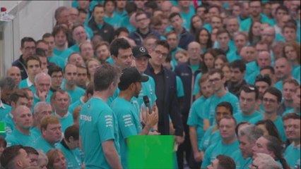 لقطة: فورمولا وان: مرسيدس وهاميلتون يحتفلان بالفوز بلقب بطولة العالم