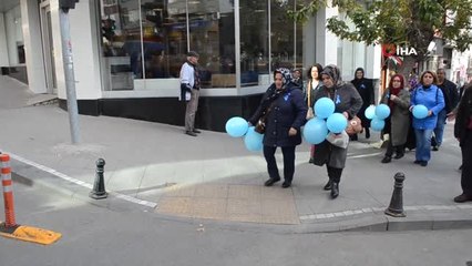 Kadınlardan Balonlu ve Kurdeleli Yürüyüş