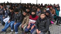 Yunanistan'dan gönderilen göçmenler: Polisler demir çubukla dövdü