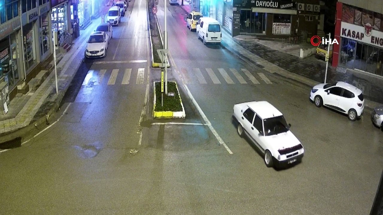 Kural ihlali yapan sürücüye polis acımadı...Otomobiliyle drift yapan sürücüye 5 bin 10 lira ceza uygulanırken, araç 60 gün trafikten men edildi