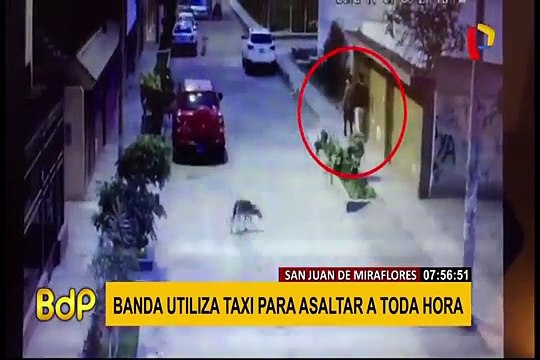 SJM: delincuentes en autos asaltan violentamente a vecinos y transeúntes