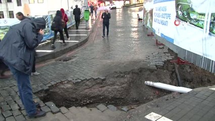Trabzon'da Tarihi Tabakhane Köprüsü'nün Çıkışında Yol Çöktü