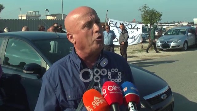Ora News - Ndalimi i makinave 10-vjeçare, tregtarët protestojnë në Durrës