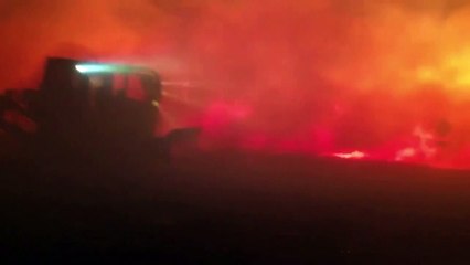 Buscan cuerpos en tierra arrasada por incendios en California