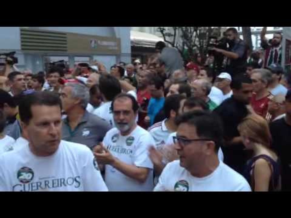 Correligionários de todas as chapas cantam o hino do Fluminense