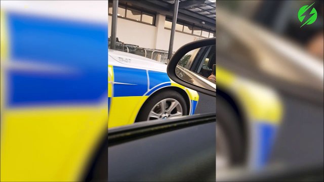 Il réussi l'impossible avec sa voiture : coincé entre 2 poteaux