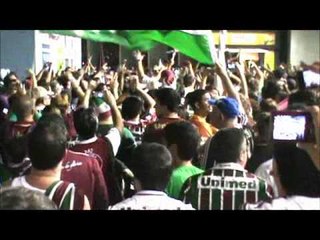 Câmera NETFLU - Torcida explode em alegria na saída do Engenhão