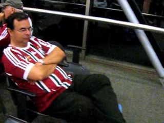 Após vitória, tricolores relaxam como podem no Aeroporto de Concepción