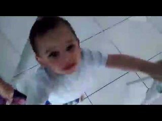 Menino de dois anos só quer sair de casa se for com a camisa do Flu