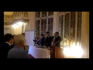 Abad desce bandeira ao fim da solenidade de posse como presidente