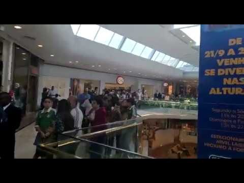 Torcida do Fluminense faz fila para sessão de autógrafos com jogadores