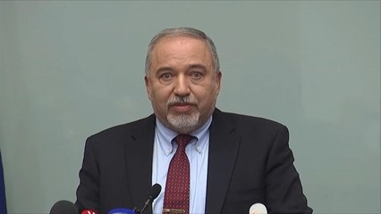 غزة تطيح بوزير الدفاع الإسرائيلي وتهز تل أبيب سياسيا