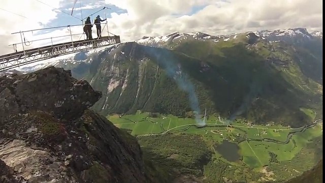 Ils se jettent d'une montagne avec des ailes et un moteur sur le dos !