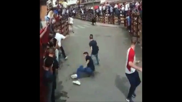 2 jeunes évitent le pire 2 fois d'affilé pendant un lâché de taureaux... Bon karma