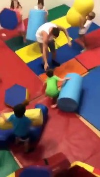 Sans pitié avec les enfants, cet adulte les éclate dans cette aire de jeu