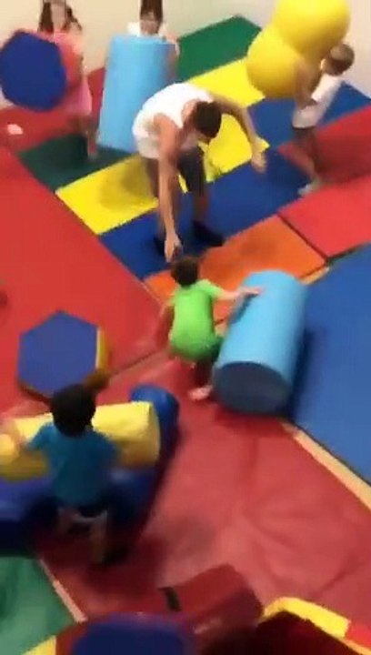 Sans pitié avec les enfants, cet adulte les éclate dans cette aire de jeu