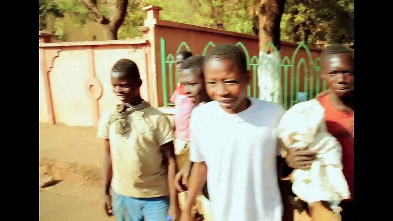 M, Toumani Diabate, Sidiki Diabaté, Fatoumata Diawara - Manitoumani [Clip officiel]