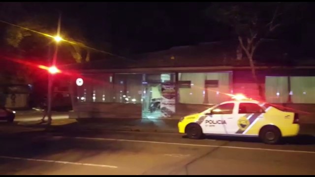 Proprietário flagra ladrão dentro de restaurante