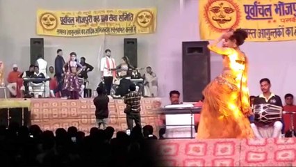 छठपूजा के आयोजन में हुआ अश्लील डांस, खुलेआम उड़ीं कानून की धज्जियां, देखें वीडियो