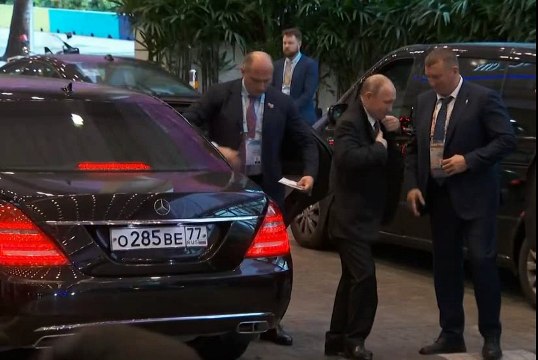 Путіна в Сінгапурі провели через металошукач. він задзвенів