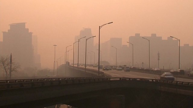 中 뒤덮은 최악 스모그...바람 바뀌자 유입 / YTN