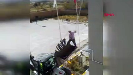 Okul müdürü, kepçenin kovasına binip okulu boyadı