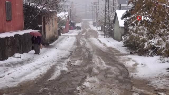 Gece Saatlerinde Etkisini Gösteren Kar Yağışı Nedeniyle Kent Merkezi Beyaza Büründü