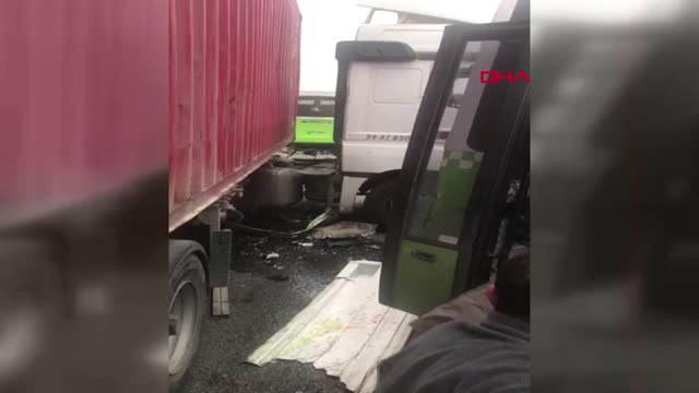 Kocaeli Tır, Özel Halk Otobüsüne Çarptı 9 Yaralı