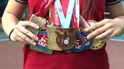 Hem annesi hem antrenörü: 'Karateci anne-kız'