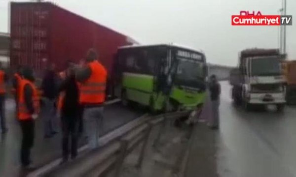 TIR, özel halk otobüsüne çarptı: 9 yaralı
