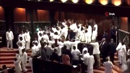 Sri Lanka Parlamentosunda Yumruklu Kavga