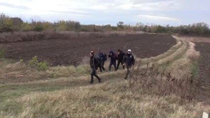Edirne'de Bir Tarlada 21 Düzensiz Göçmen Yakalandı