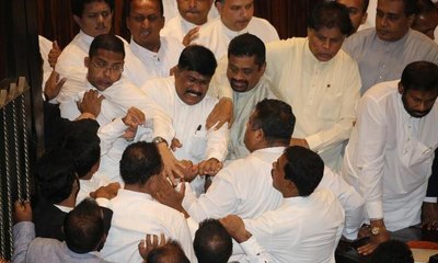 Sri Lanka Parlamentosunda yumruklu kavga