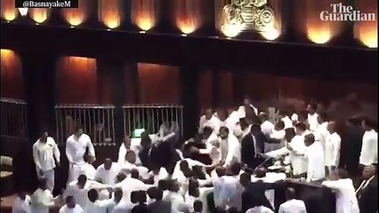 Sri Lanka Parlamentosunda yumruklu kavga!